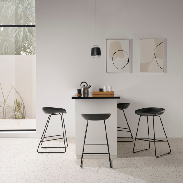 Taburete de cocina en blanco o negro con asientos de polipropileno - Modelo Cibran - Imagen 4